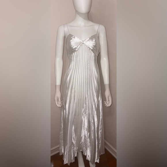 Leg Avenue Cream Pleated Women’s Halloween Costume - Picture 1 of 5